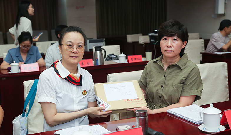 7月31日，公證處和紀(jì)律監(jiān)察組人員展示封存好的終評(píng)選票情況
