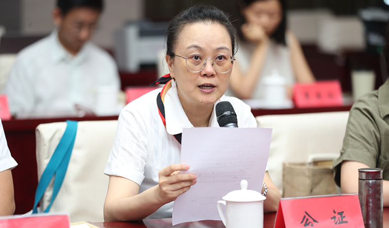 7月31日，公證員宣讀公證詞