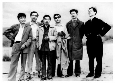 路遙（左四）與賈平凹（左三）、陳忠實（右一）等人合影，三人被稱為陜西文學(xué)界的“三駕馬車”。資料圖片