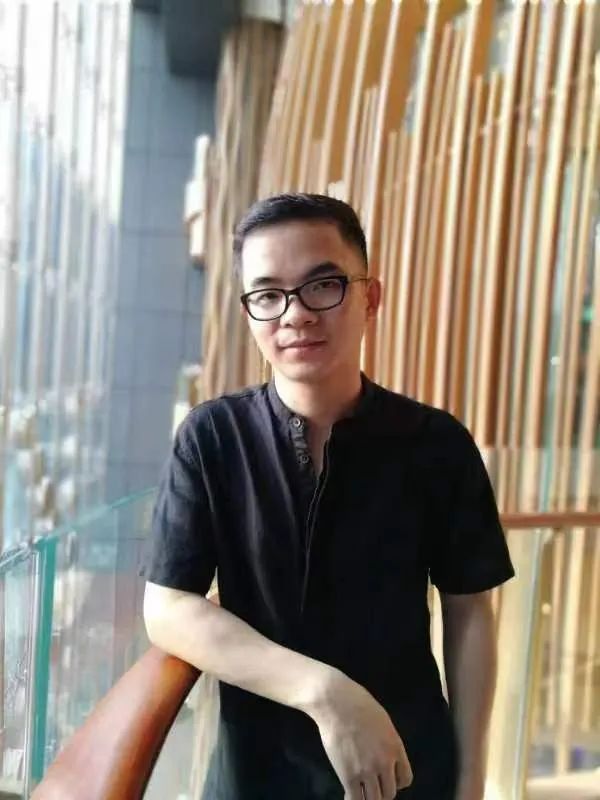 唐詩人，中國作家協(xié)會(huì)會(huì)員，廣州市文藝評(píng)論家協(xié)會(huì)理事、暨南大學(xué)文學(xué)院副教授