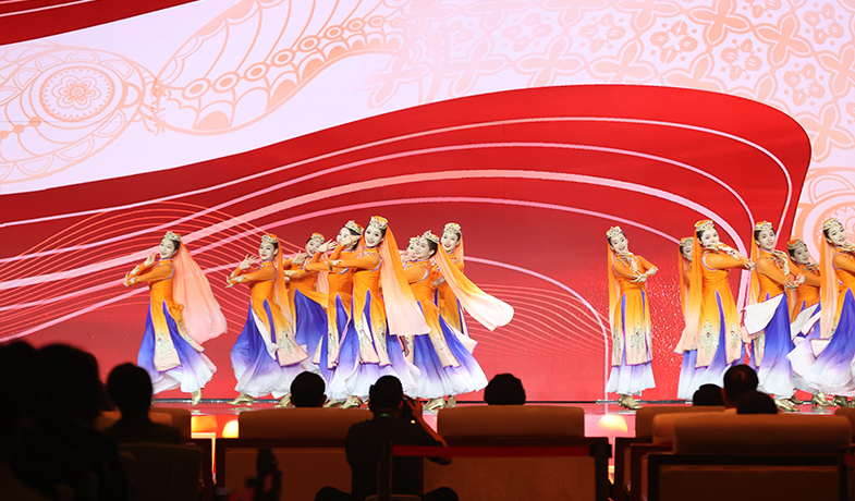 11月16日，在“2024中國(guó)文學(xué)盛典·駿馬獎(jiǎng)之夜”上的文藝表演：回族歌曲《唱開(kāi)花兒等你來(lái)》