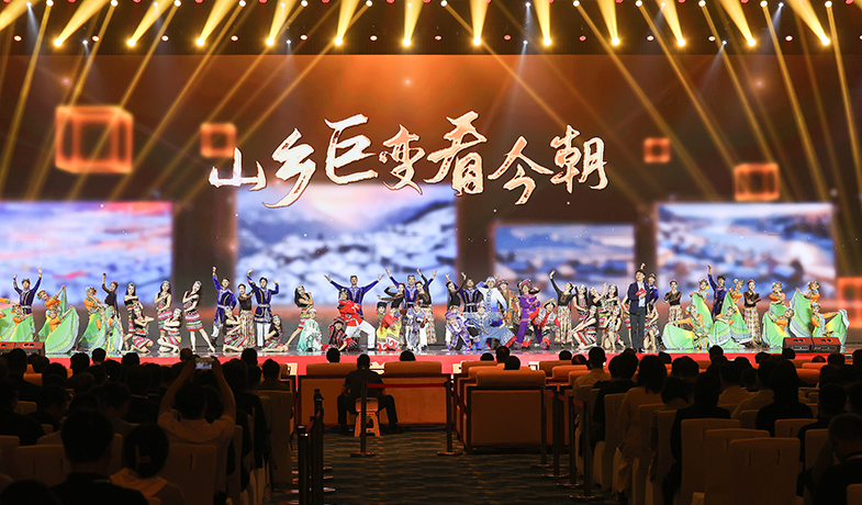 11月16日，在“2024中國(guó)文學(xué)盛典·駿馬獎(jiǎng)之夜”上的文藝表演：情景舞蹈《山鄉(xiāng)巨變看今朝》