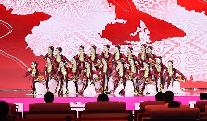 11月16日，在“2024中國(guó)文學(xué)盛典·駿馬獎(jiǎng)之夜”上的文藝表演：新疆民歌《青春舞曲》。
