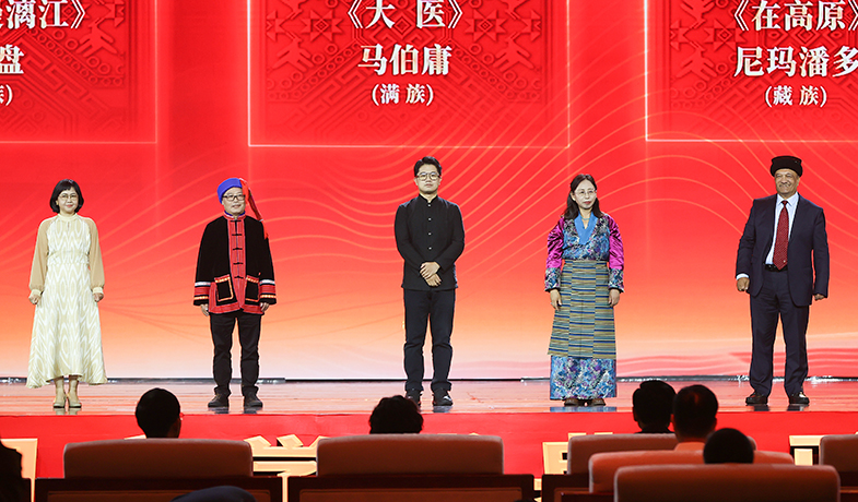 阿舍、光盤、馬伯庸、尼瑪潘多、肉孜·古力巴依領(lǐng)取第十三屆全國(guó)少數(shù)民族文學(xué)創(chuàng)作駿馬獎(jiǎng)長(zhǎng)篇小說(shuō)獎(jiǎng)