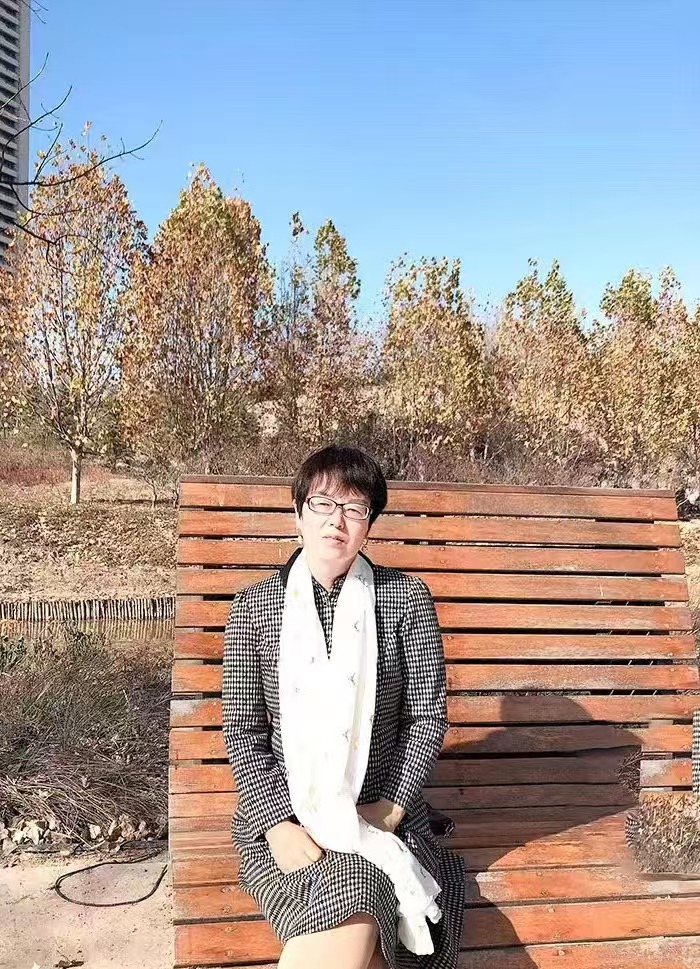 紅精靈，原名杜書紅。曾用名杜潔，舒鴻。有詩歌散見于《作品》《詩選刊》《滇池》《散文詩》《躬耕》《鄭州日報(bào)》等。寫作是一種修行，詩歌是靈魂的舞者。  