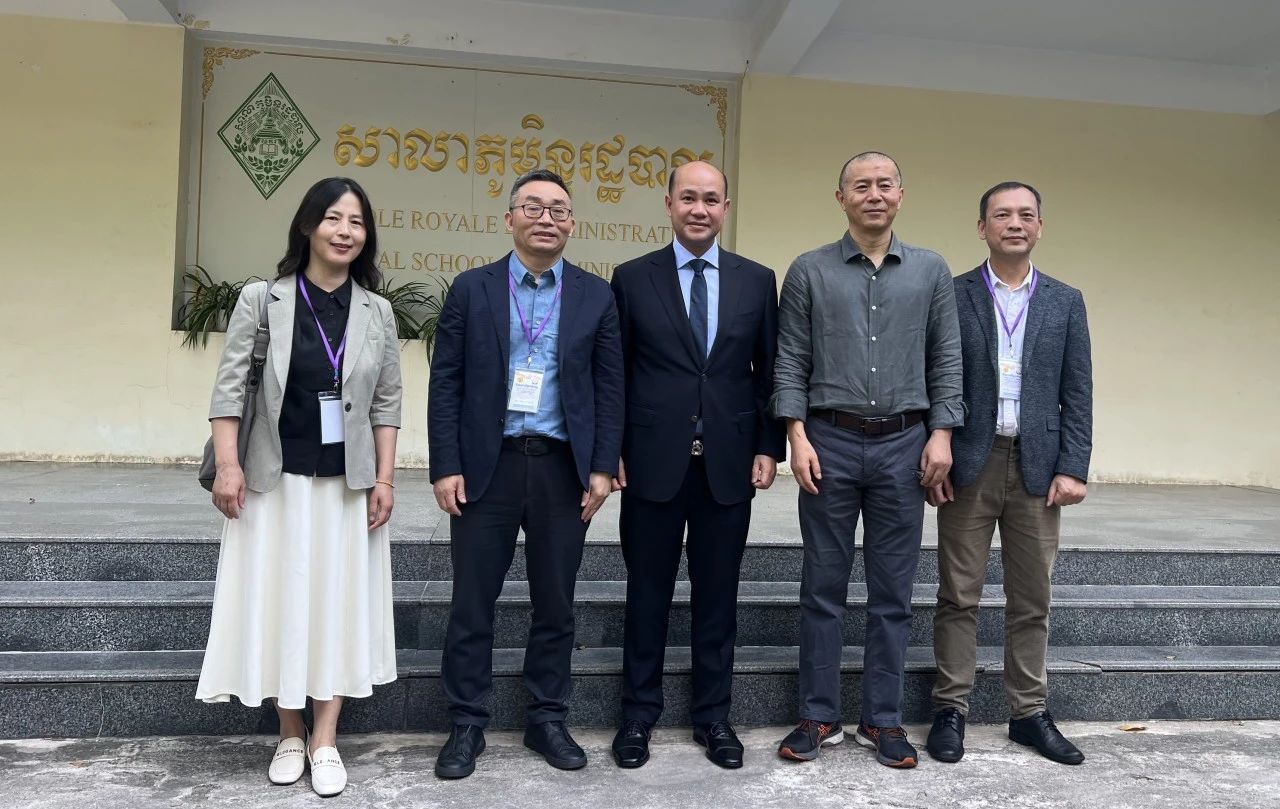 柬埔寨副首相洪瑪尼會(huì)見中國(guó)作家代表團(tuán)（左起：付秀瑩、東西、洪瑪尼、畢飛宇、李約熱）