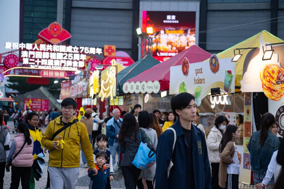 11月24日，市民在第二十四屆澳門美食節(jié)游玩。新華社發(fā)（張金加攝）