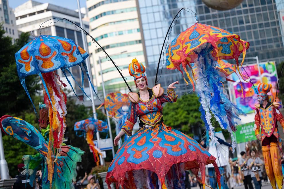 3月24日，人們參加“2024澳門國(guó)際幻彩大巡游”。新華社發(fā)（張金加攝）