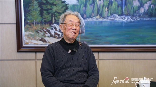 王蒙接受專訪。天山網(wǎng)-新疆日?qǐng)?bào)記者 銀璐攝
