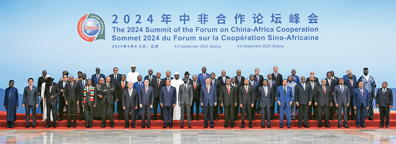 2024年9月5日上午，國家主席習(xí)近平在北京人民大會堂出席中非合作論壇北京峰會開幕式并發(fā)表主旨講話。這是開幕式前，習(xí)近平同出席峰會的外方領(lǐng)導(dǎo)人集體合影。 新華社記者 饒愛民/攝