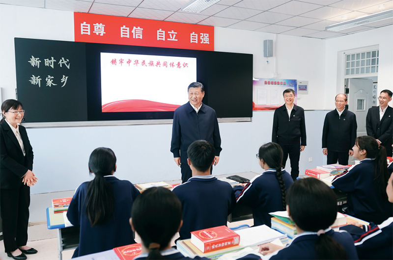 2024年6月18日至19日，中共中央總書記、國家主席、中央軍委主席習(xí)近平在青?？疾臁＿@是18日下午，習(xí)近平在果洛西寧民族中學(xué)高一（1）班觀摩“新時(shí)代、新家鄉(xiāng)”主題思政課。 新華社記者 鞠鵬/攝