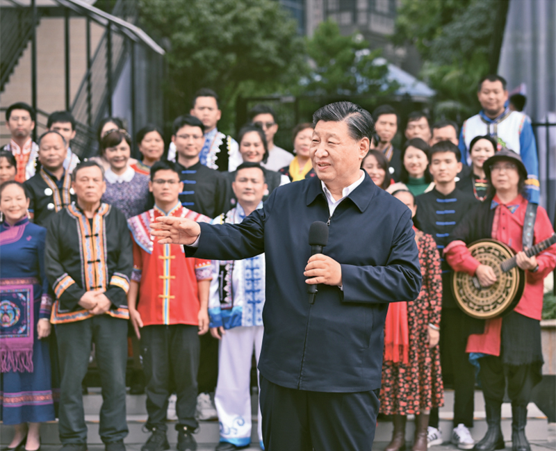 2023年12月14日至15日，中共中央總書記、國家主席、中央軍委主席習(xí)近平在廣西考察。這是14日上午，習(xí)近平在南寧市良慶區(qū)蟠龍社區(qū)考察時(shí)，同社區(qū)各族群眾親切交流。 新華社記者 燕雁/攝