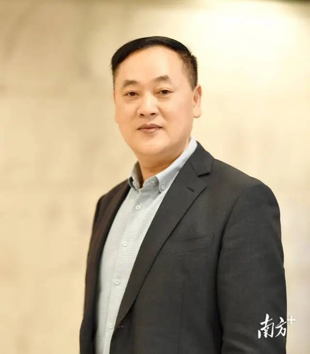 謝有順，男，漢族，1972年7月生，福建長(zhǎng)汀人。先后畢業(yè)于福建師大和復(fù)旦大學(xué)中文系，獲文學(xué)博士學(xué)位。曾任廣東省作家協(xié)會(huì)創(chuàng)作研究部副主任、一級(jí)作家，2006年起任中山大學(xué)中文系教授、博士生導(dǎo)師。  先后入選中宣部文化名家暨“四個(gè)一批”人才、國(guó)務(wù)院特殊津貼專家、教育部“長(zhǎng)江學(xué)者”特聘教授等。兼任中國(guó)作家協(xié)會(huì)文學(xué)理論批評(píng)委員會(huì)副主任、中國(guó)小說(shuō)學(xué)會(huì)副會(huì)長(zhǎng)。  主要從事中國(guó)當(dāng)代文學(xué)和文化研究。在《文學(xué)評(píng)論》等刊發(fā)表學(xué)術(shù)論文三百多篇，其中十幾篇論文被《新華文摘》全文轉(zhuǎn)載。著有《成為小說(shuō)家》《散文中的心事》《文學(xué)的深意》等著作二十幾部，主編《中國(guó)當(dāng)代作家論》等叢書(shū)多套。主持多個(gè)國(guó)家社科基金項(xiàng)目。曾獲馮牧文學(xué)獎(jiǎng)、中國(guó)文聯(lián)“啄木鳥(niǎo)杯”優(yōu)秀論著獎(jiǎng)、莊重文文學(xué)獎(jiǎng)等多個(gè)獎(jiǎng)項(xiàng)。