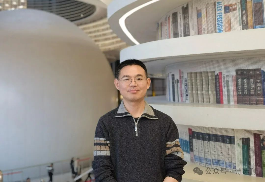 宋煜，本名宋立理，河北隆堯人，中國(guó)作家協(xié)會(huì)會(huì)員、河北省作家協(xié)會(huì)會(huì)員。曾出版長(zhǎng)篇小說(shuō)《穿越玫瑰》，詩(shī)歌散見(jiàn)于《詩(shī)刊》《星星》《揚(yáng)子江詩(shī)刊》《詩(shī)選刊》等刊物，曾入選河北文學(xué)排行榜·詩(shī)歌榜。