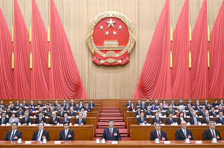 3月11日下午，第十四屆全國人民代表大會第三次會議在北京人民大會堂閉幕。黨和國家領(lǐng)導(dǎo)人習(xí)近平、李強(qiáng)、王滬寧、蔡奇、丁薛祥、李希、韓正等在主席臺就座。新華社記者 李學(xué)仁 攝
