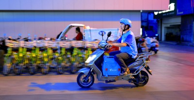 “外賣詩(shī)人”王計(jì)兵奔馳在送外賣路上。資料圖片
