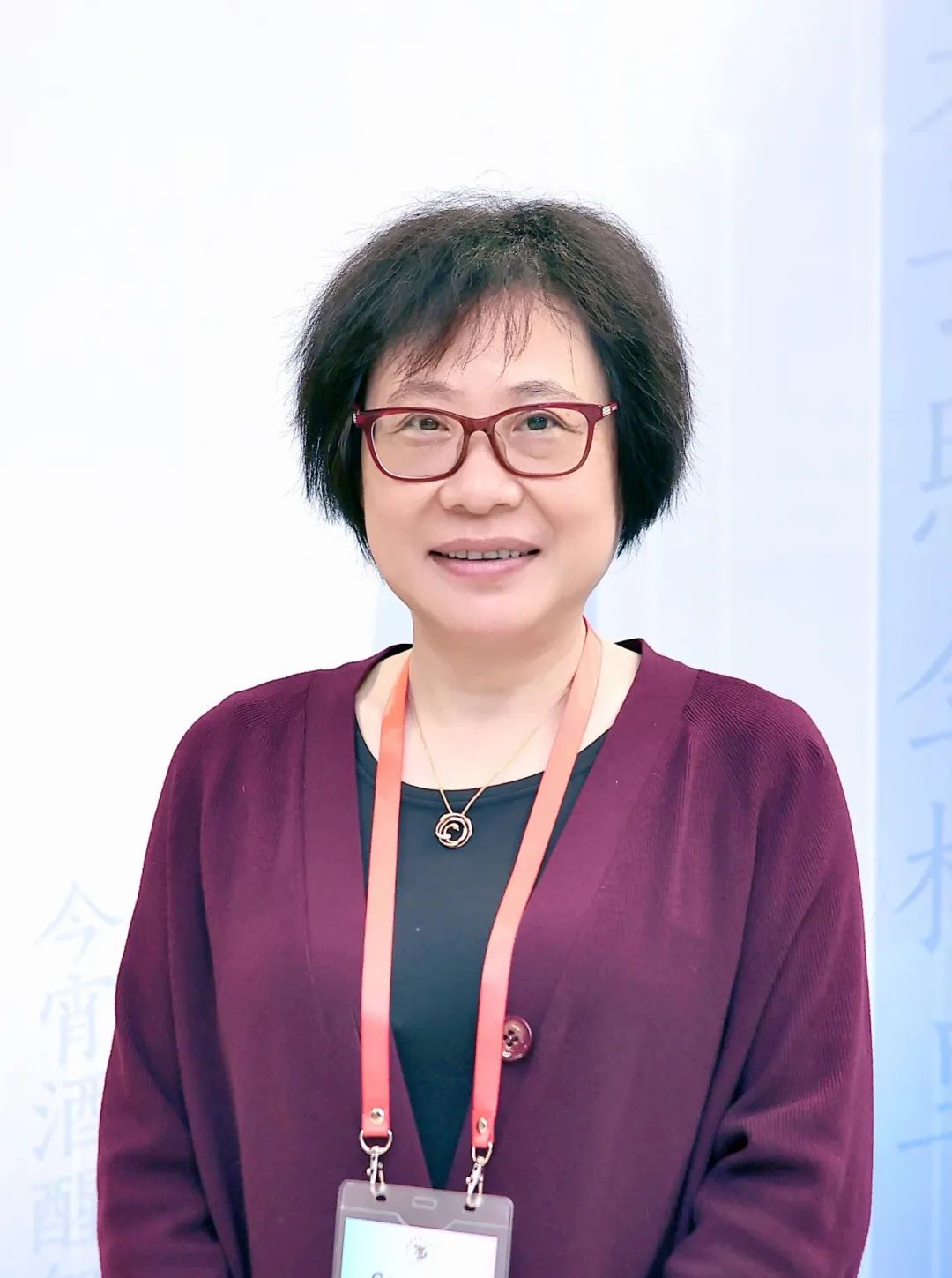 榮榮，本名褚佩榮，生于1964年，出版過多部詩集及散文隨筆集，參加過《詩刊》社第十屆青春詩會，曾獲《詩刊》《詩歌月刊》《人民文學》《北京文學》等刊物年度詩歌獎、中國作家出版集團優(yōu)秀作家貢獻獎、首屆徐志摩青年詩人獎、第二屆中國女性文學獎、劉章詩歌獎、十月文學獎、全國第四屆魯迅文學獎等。