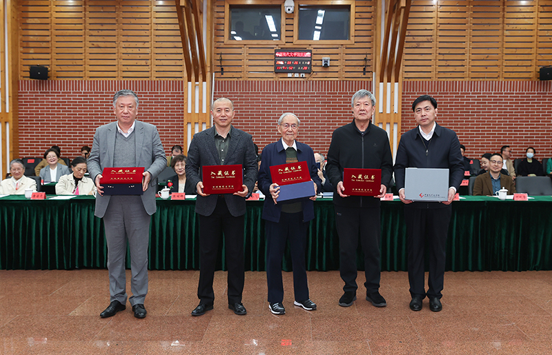 束沛德、畢飛宇、孫甘露、阿英長孫錢榮毅向中國現(xiàn)代文學(xué)館捐贈珍貴文獻，王軍接受捐贈