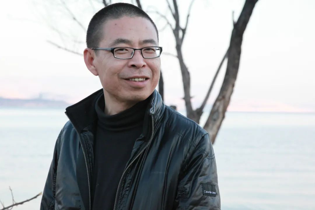 李亞偉，1963年出生于重慶市酉陽縣。創(chuàng)作過《男人的詩》《醉酒的詩》《空虛的詩》《航海志》《野馬與塵?！贰逗游髯呃仁闱椤返乳L詩和組詩，出版有詩集《豪豬的詩篇》《紅色歲月》《酒中的窗戶》《我在雙魚座上給你寫信》以及文論集《詩歌與先鋒》、文化隨筆《人間宋詞》等；獲第四屆華語文學(xué)傳媒2005年度詩人獎、第一屆魯迅文化獎年度詩歌獎、首屆屈原詩歌金獎等。