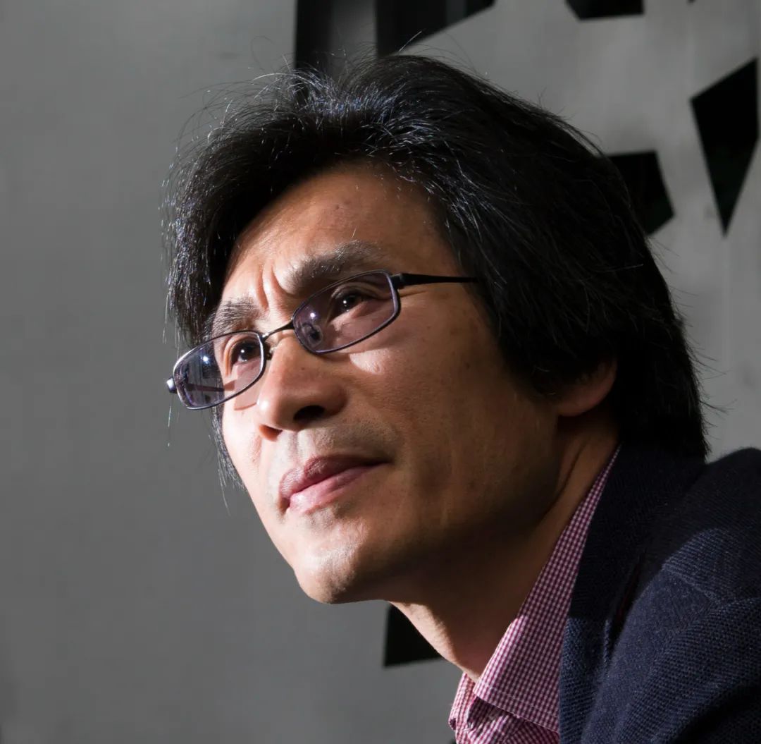 樹才，原名陳樹才。詩人、翻譯家。浙江寧波人?，F(xiàn)供職于中國社會科學(xué)院外國文學(xué)研究所。已出版詩集、譯詩集二十余部。曾獲“徐志摩詩歌獎”、“李叔同國際詩歌獎”等。2008年獲法國政府頒發(fā)的“教育騎士”勛章，2023年又獲“藝術(shù)和文學(xué)騎士”勛章。