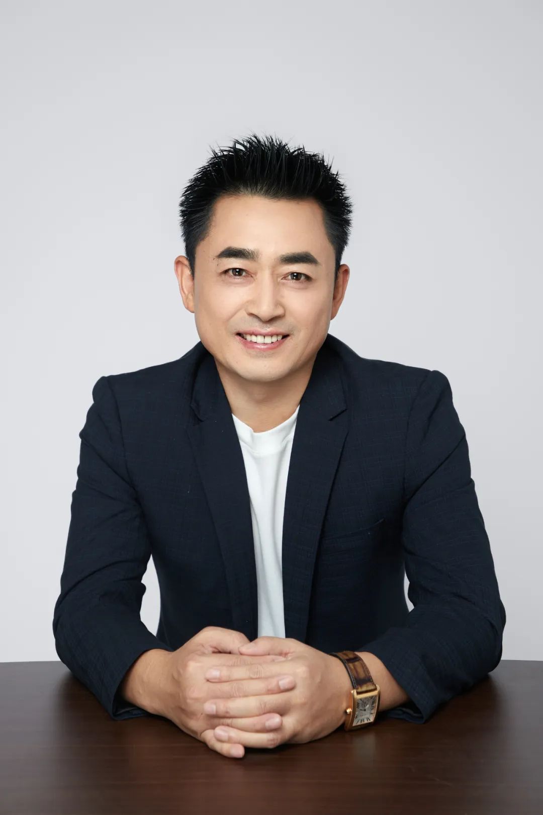 王峰，中國作家協(xié)會會員，中國詩歌學(xué)會會員?，F(xiàn)為波音客機(jī)資深機(jī)長。曾獲第六屆泰山文藝獎，第二屆艾青詩歌獎。詩作發(fā)表于《人民文學(xué)》《詩刊》《十月》《作品》《詩歌月刊》《星星》《草堂》《鐘山》。出版詩集《三萬英尺》《睡在溪邊的魚》《天際線》《下垂的時間》。