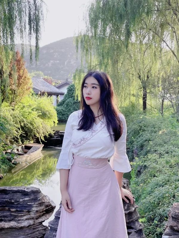 楊碧薇，中央民族大學(xué)文學(xué)博士，北京大學(xué)藝術(shù)學(xué)博士后。中國作家協(xié)會會員，中國文藝評論家協(xié)會會員。學(xué)術(shù)研究涉及文學(xué)、搖滾、民謠、電影、攝影、裝置等。出版《下南洋》《去火星旅行》等詩集、散文集、學(xué)術(shù)批評集等多部。主講個人網(wǎng)課《由淺入深讀懂漢語新詩》入駐騰訊視頻。