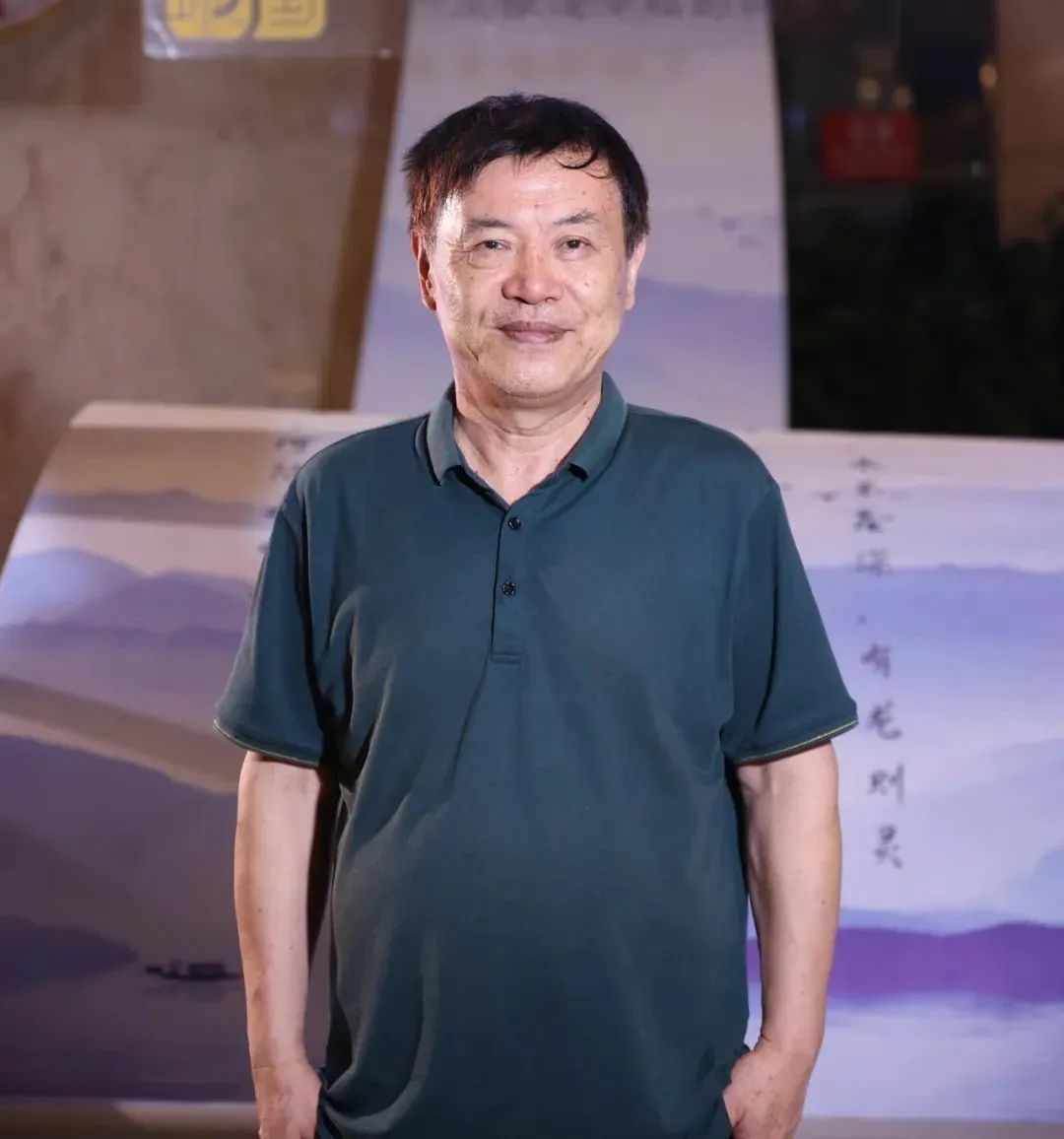 陸健，中國傳媒大學(xué)教授，中國詩歌學(xué)會常務(wù)理事。20世紀(jì)80年代初開始發(fā)表作品，先后創(chuàng)作發(fā)表詩歌、散文、評論等作品近千件，出版《窗戶嘹亮的聲音》《名城之門》等詩集與文藝評論集近30部，逐步形成了“紀(jì)實性詩歌”的寫作風(fēng)格。