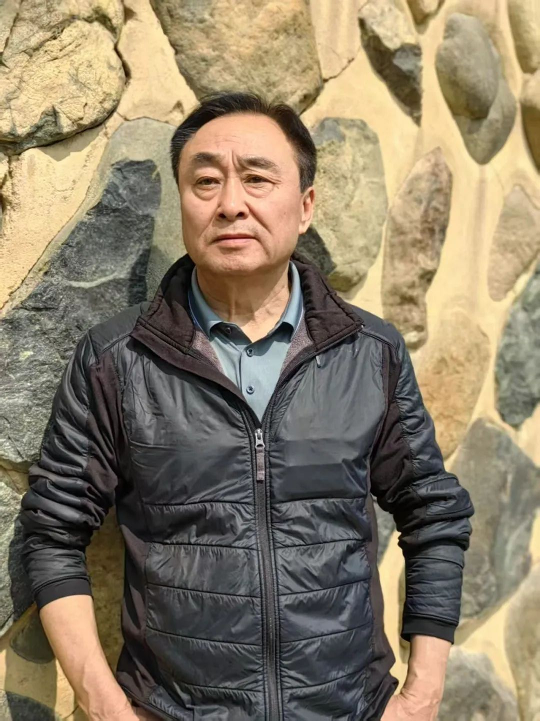 王學(xué)芯，出生在北京，長在無錫。中國作家協(xié)會會員，中國詩歌學(xué)會理事。參加第十屆青春詩會。獲郭沫若詩歌獎、十月文學(xué)獎、鍾山文學(xué)獎、《作家》第三屆詩歌獎、《星星》詩歌獎、紫金山文學(xué)獎、中國第五屆長詩獎，部分詩歌譯介國外。出版《雙唇》《這里那里》《天上的草原》《飛塵》《遷變》《老人院》《光域里》等15部詩集。