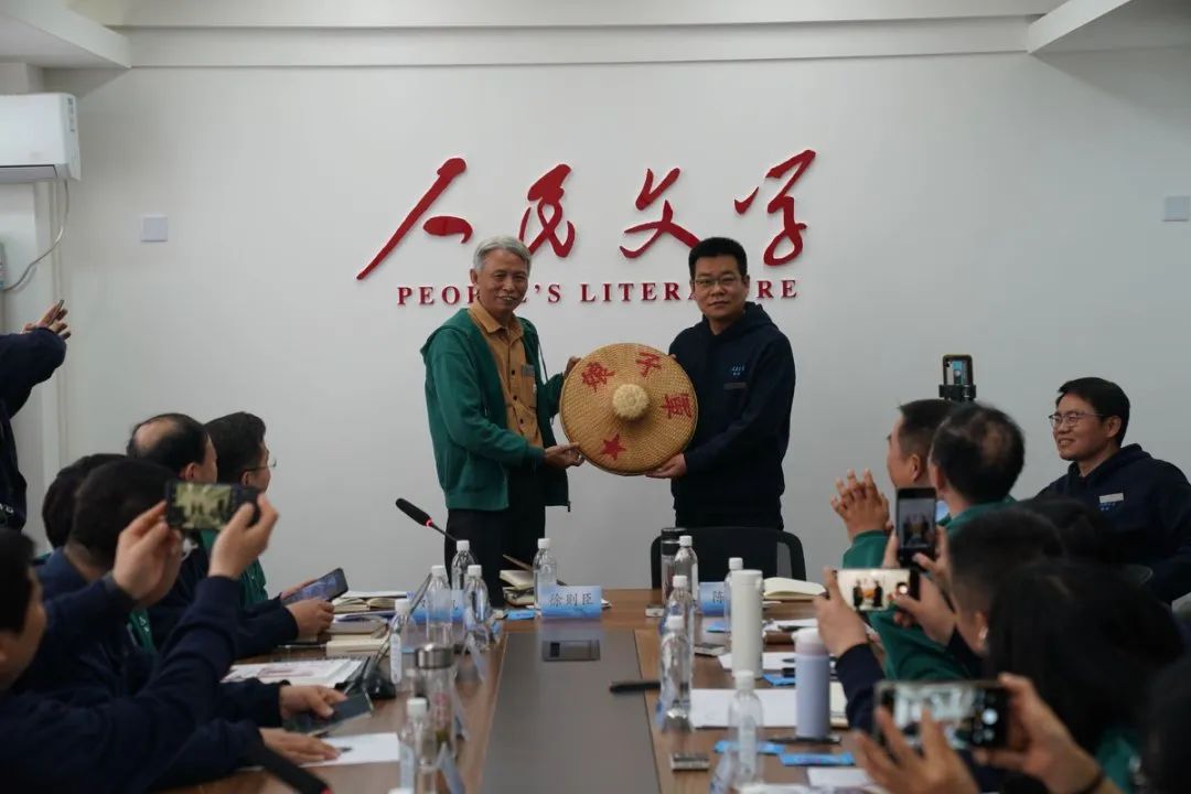 王路生向《人民文學(xué)》贈(zèng)送禮物