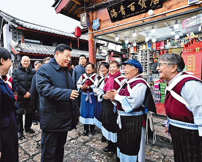 2025年3月19日至20日，中共中央總書記、國家主席、中央軍委主席習(xí)近平在云南考察。這是19日下午，習(xí)近平在麗江古城考察時，與當(dāng)?shù)鼐用裼H切交流。 新華社記者 燕雁/攝