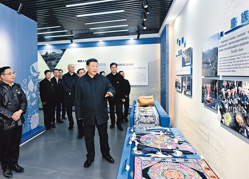 2025年3月17日至18日，中共中央總書記、國家主席、中央軍委主席習(xí)近平在貴州考察。這是17日下午，習(xí)近平在黔東南州黎平縣肇興侗寨侗族文化展示中心考察。 新華社記者 謝環(huán)馳/攝
