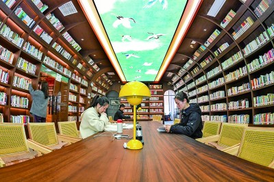 讀者在江西宜春市獅子山公園城市書房內(nèi)閱讀學(xué)習(xí)。新華社發(fā)