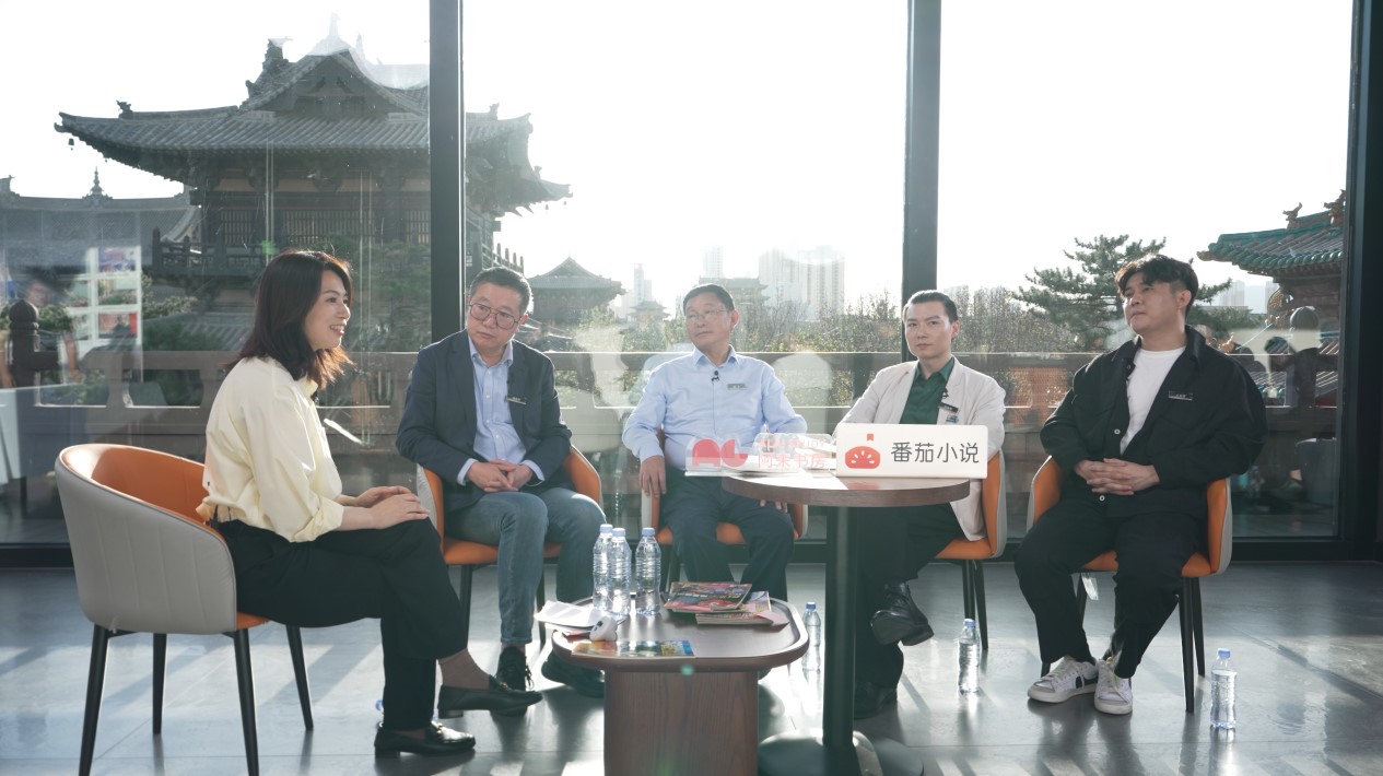 “如果失去幻想，人類將會(huì)怎樣”座談現(xiàn)場(chǎng)，從左至右分別為張菁、劉慈欣、阿來(lái)、陳楸帆、王自律