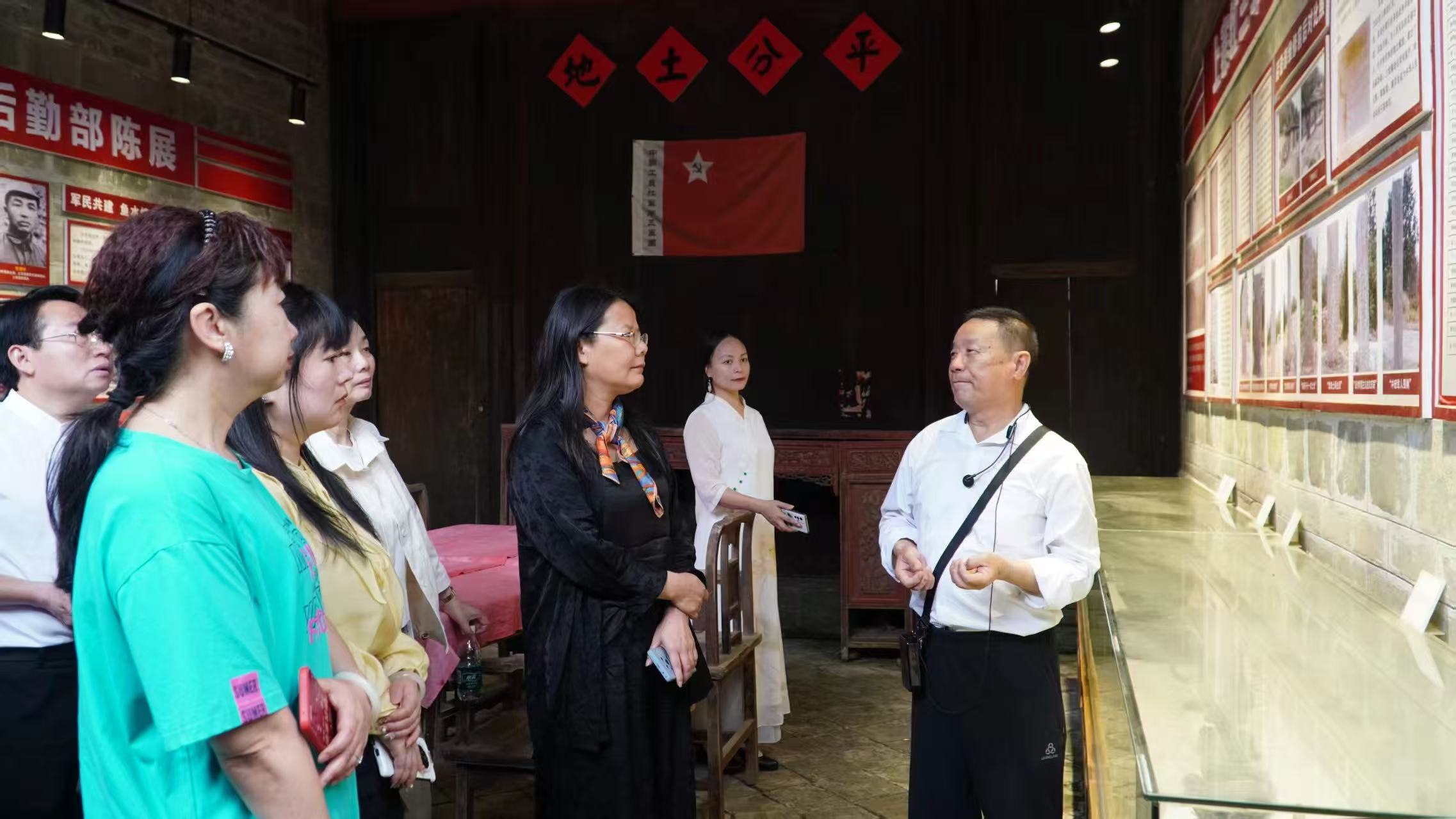 在上猶縣平富鄉(xiāng)上寨村參觀紅三軍團(tuán)兵工廠、后勤處舊址