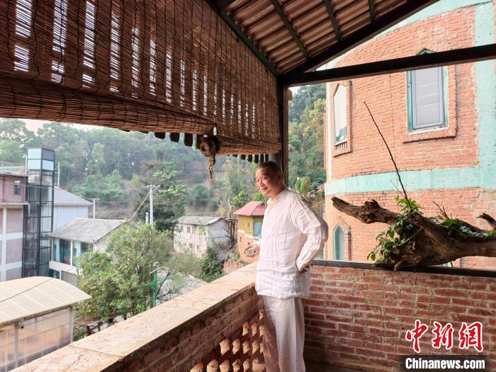 4月1日，馬原在位于南糯山的家中飲茶。中新網(wǎng)記者 韓帥南 攝