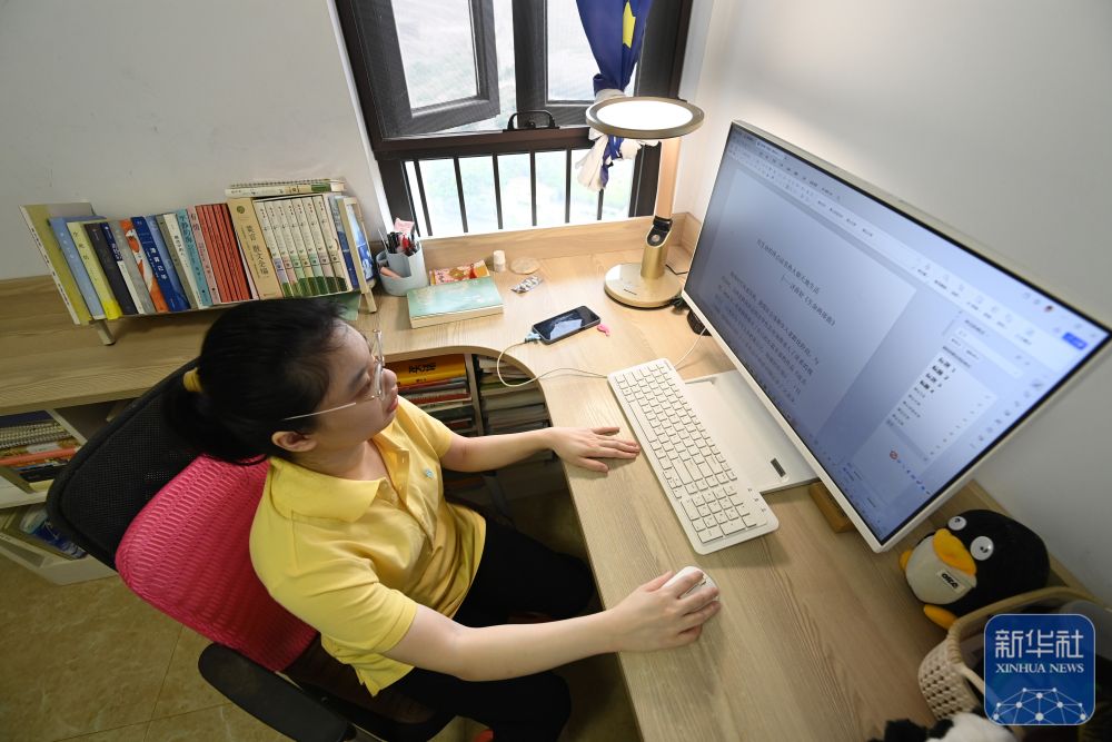 5月14日，在廣西南寧市，林竹在家里寫作。