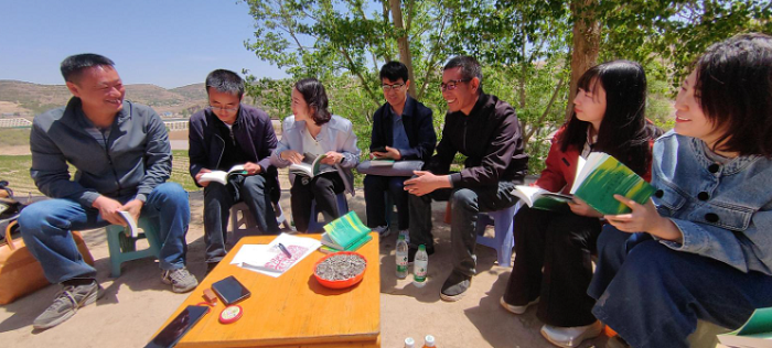走進(jìn)大山深處與詩(shī)人曹兵交流。