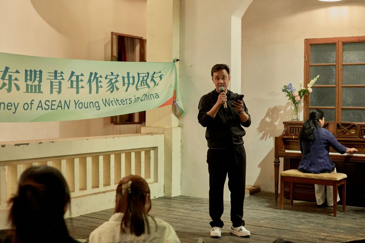 中國作家索南才讓。