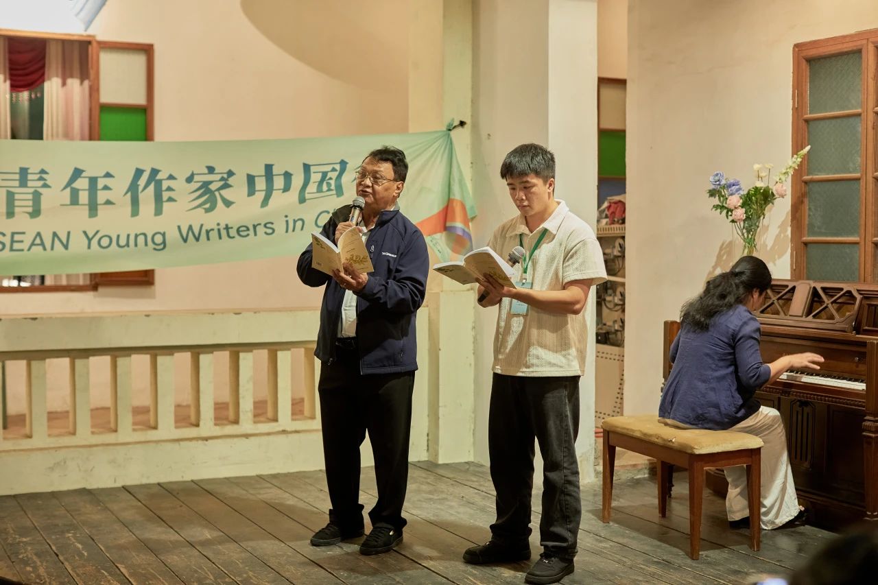 緬甸作家吳翁貌（左）。