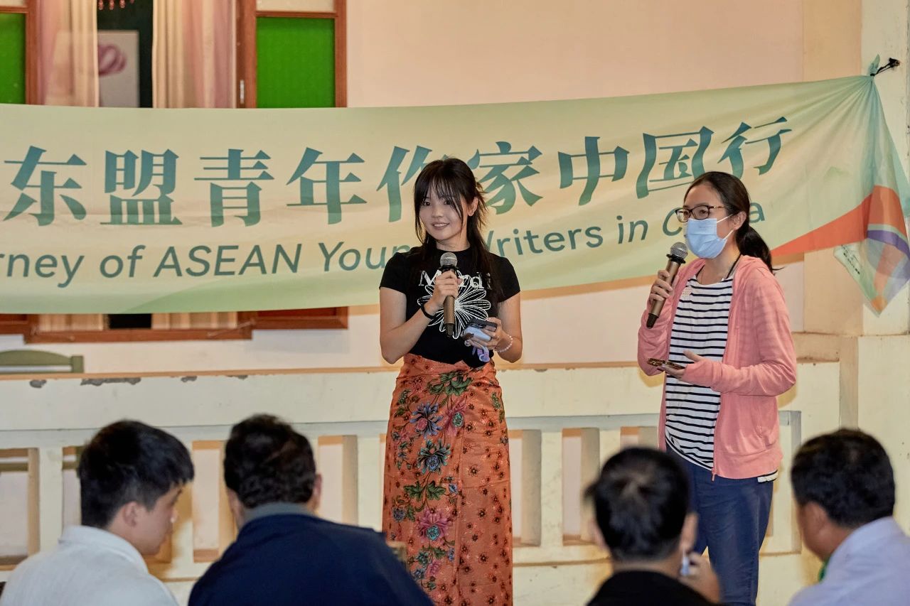 新加坡作家林藝君（左）、吳佳澖（右）。
