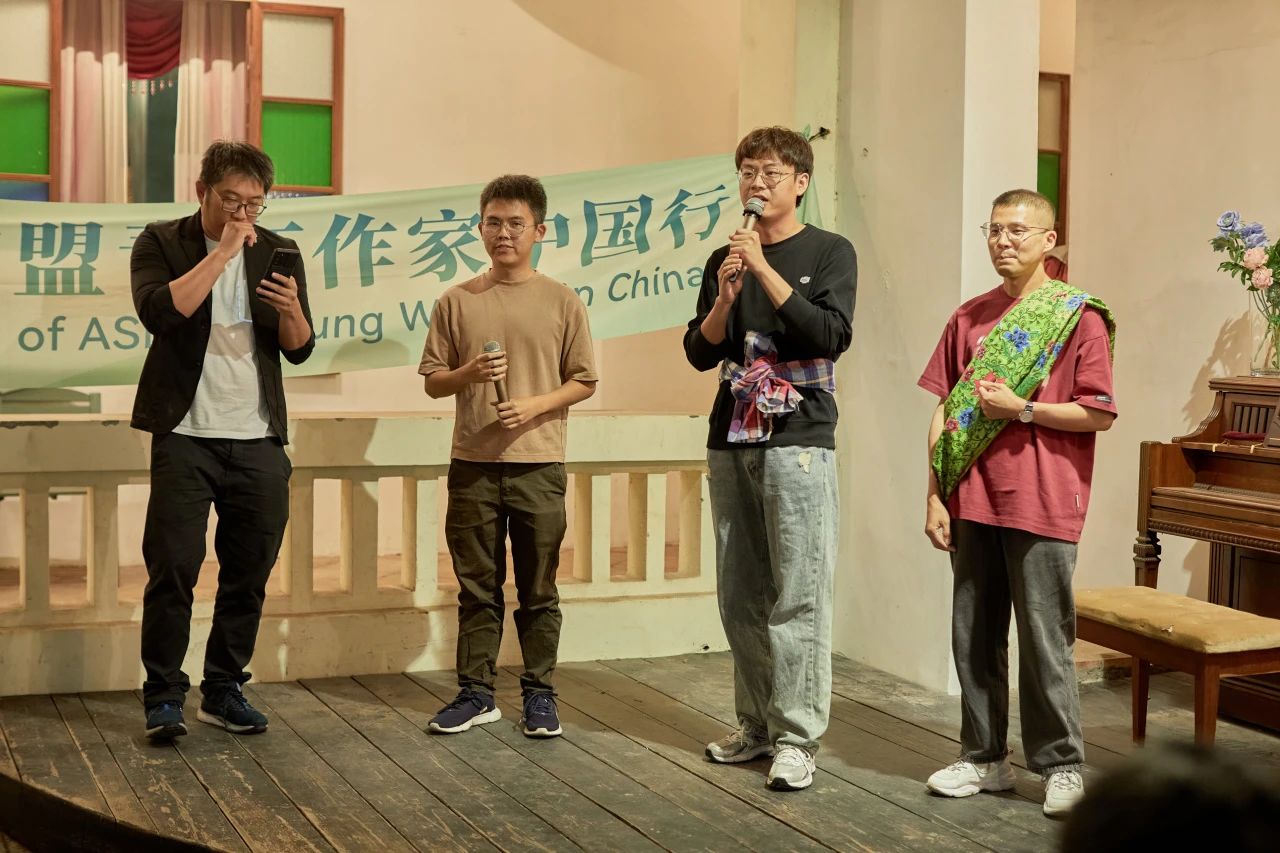 中國作家呂周航（右二），馬來西亞作家王晉恒（右三）、王修捷（右四），印度尼西亞作家林建杰（右一）。