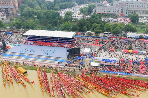 （6月10日上午，屈子行吟·詩(shī)歌之源——2025湖南·懷化屈原愛國(guó)懷鄉(xiāng)詩(shī)歌文化推廣季暨溆浦縣傳統(tǒng)龍舟賽開幕。懷化日?qǐng)?bào)全媒體記者 楊智偉 通訊員 雷文錄 攝）