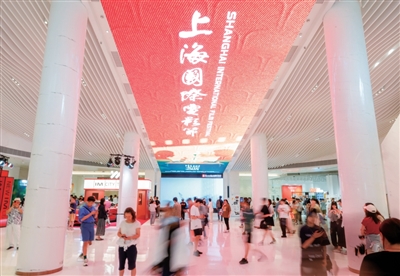 第二十七屆上海國際電影節(jié)期間，上海影城里人來人往。  　　主辦方供圖