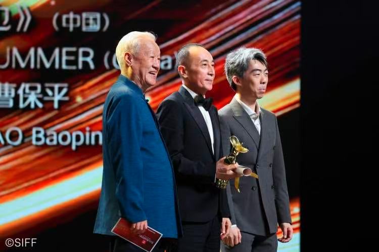 在上海國(guó)際電影節(jié)閉幕式上，謝飛導(dǎo)演為金爵獎(jiǎng)最佳導(dǎo)演曹保平頒獎(jiǎng)