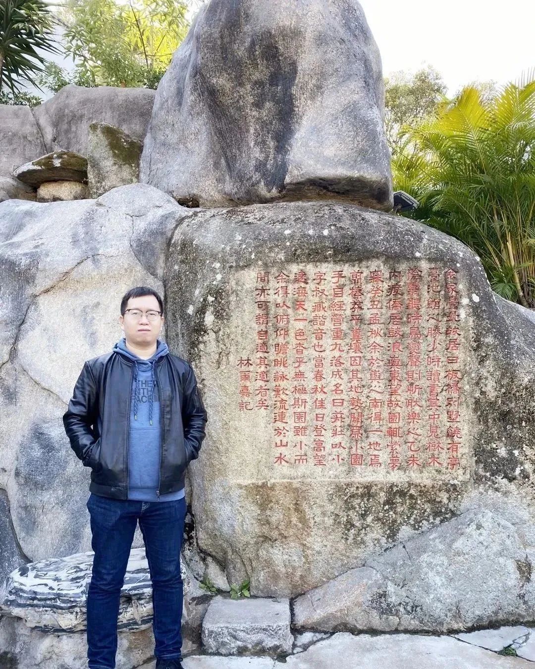 張象，中國(guó)作協(xié)會(huì)員，山西文學(xué)院簽約作家。小說見于《十月》《上海文學(xué)》《青年文學(xué)》等刊物，出版作品有《外省青年》等三部。