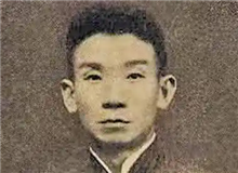 從文人到戰(zhàn)士：郁達(dá)夫的筆尖抗戰(zhàn)　　一介書(shū)生，以筆為戈，最終血染南洋，他用生命書(shū)寫了中國(guó)文人的錚錚鐵骨。[詳細(xì)]