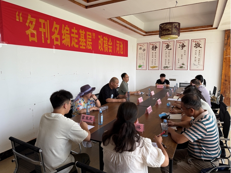 王十月在“名刊名編走基層”河池改稿會(huì)現(xiàn)場(chǎng)。（潘劍 攝 )