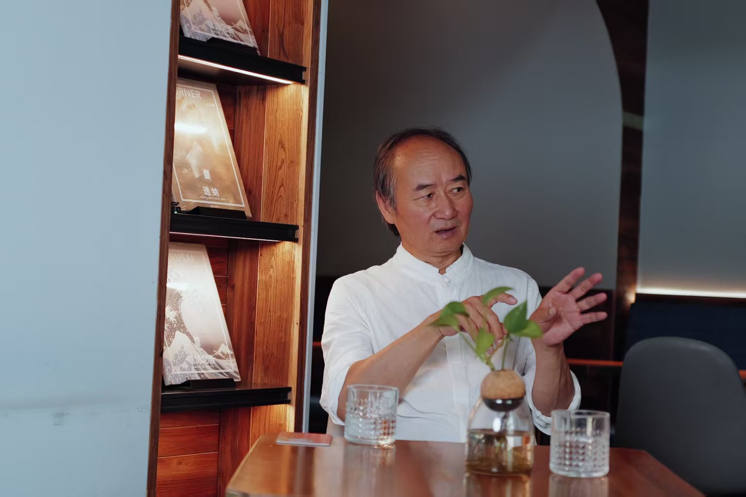 劉亮程在上海朵云書院戲劇店接受澎湃新聞·文學花邊獨家專訪。攝影：周澤洋
