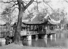 抗戰(zhàn)中的上海公園　　若是以上海的公園作為線索，也會(huì)浮現(xiàn)出一段屈辱與抗?fàn)幗豢?、傷害與堅(jiān)韌并存的抗戰(zhàn)史。[詳細(xì)]
