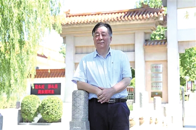 王安潤(rùn)，中國(guó)電影家協(xié)會(huì)會(huì)員，中國(guó)報(bào)告文學(xué)學(xué)會(huì)會(huì)員，中國(guó)散文學(xué)會(huì)會(huì)員，新疆報(bào)告文學(xué)創(chuàng)作委員會(huì)副主任。享受?chē)?guó)務(wù)院政府特殊津貼專家。全國(guó)優(yōu)秀新聞工作者、全國(guó)“德藝雙馨”電視藝術(shù)工作者。國(guó)家一級(jí)編劇。石河子大學(xué)客座教授，自治區(qū)藝術(shù)學(xué)院、塔里木大學(xué)碩士生導(dǎo)師。兵團(tuán)電影電視藝術(shù)家協(xié)會(huì)原副主席兼秘書(shū)長(zhǎng)；兵團(tuán)廣播電視臺(tái)原黨委委員、副臺(tái)長(zhǎng)。出版?zhèn)€人專著18部，其中，《沙海擊浪》《在六分之一國(guó)土上》分獲兵團(tuán)精神文明建設(shè)“五個(gè)一工程”獎(jiǎng)。擔(dān)任主創(chuàng)的電影、紀(jì)錄片、廣播劇多次獲得中國(guó)電視金鷹獎(jiǎng)、中國(guó)電視星光獎(jiǎng)，及天山文藝獎(jiǎng)、新疆電視文藝一等獎(jiǎng)、新疆廣播文藝一等獎(jiǎng)、兵團(tuán)“五個(gè)一工程”獎(jiǎng)、綠洲文藝獎(jiǎng)等。其中，《無(wú)罪》獲第50屆休斯敦國(guó)際電影節(jié)“白金雷米獎(jiǎng)”，《杰米拉》獲第23屆上海國(guó)際電影節(jié)組委會(huì)大獎(jiǎng)，《我的阿恰》被中國(guó)電影資料館收藏，《守護(hù)者》獲電影頻道收視率第三、市場(chǎng)占有率第四佳績(jī)?！缎“讞睢?、《血緣》分獲第三屆、第八屆亞洲微電影藝術(shù)節(jié)“金海棠”獎(jiǎng)最佳作品獎(jiǎng)和優(yōu)秀編劇獎(jiǎng)，《一路有你》獲第三屆戛納微電影國(guó)際電影節(jié)大獎(jiǎng)。長(zhǎng)篇報(bào)告文學(xué)《太陽(yáng)遲落的高原》獲2023年中國(guó)作家協(xié)會(huì)重點(diǎn)作品扶持。